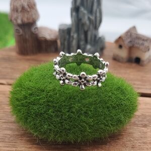 Silver Floral Wreath Band Ring Size 6 R809